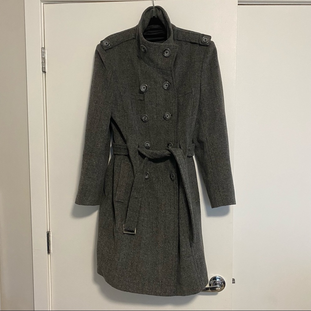 Gray herringbone wool overcoat, multiple wear styles, belt, front buttons